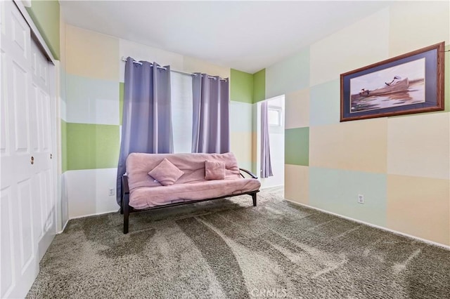 sitting room with carpet floors