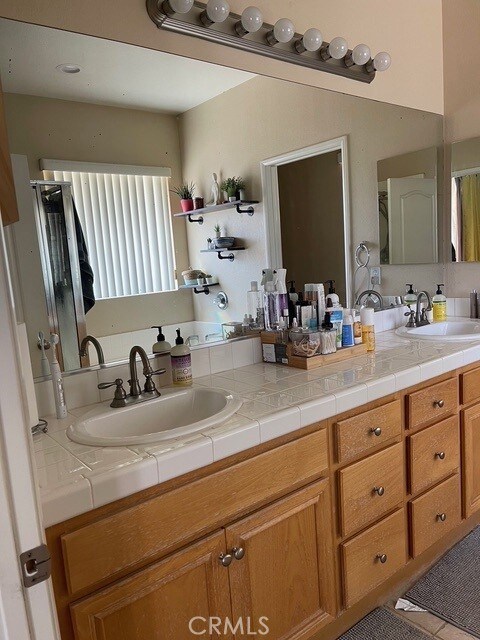 124 Lighthouse Ct, San Jacinto, CA 92583 - bathroom with double vanity