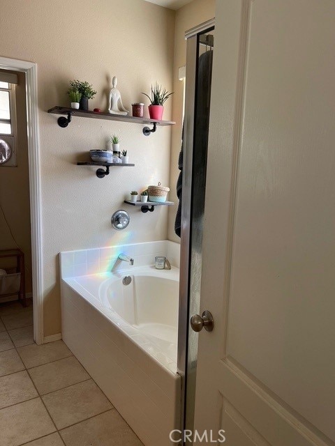 124 Lighthouse Ct, San Jacinto, CA 92583 - bathroom featuring tile patterned floors and a bath