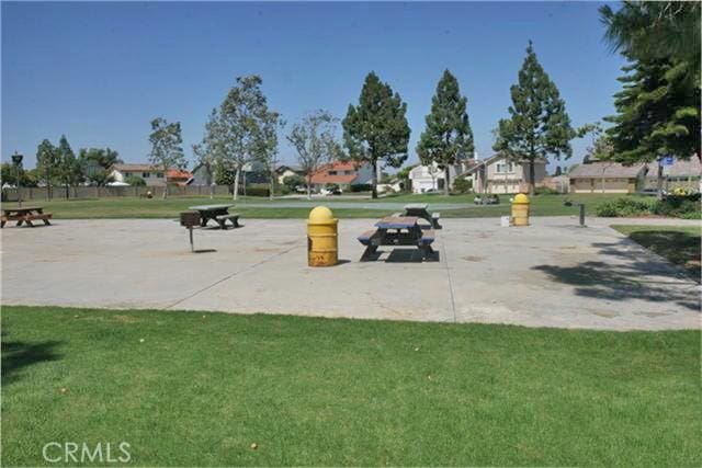 view of home's community featuring a yard
