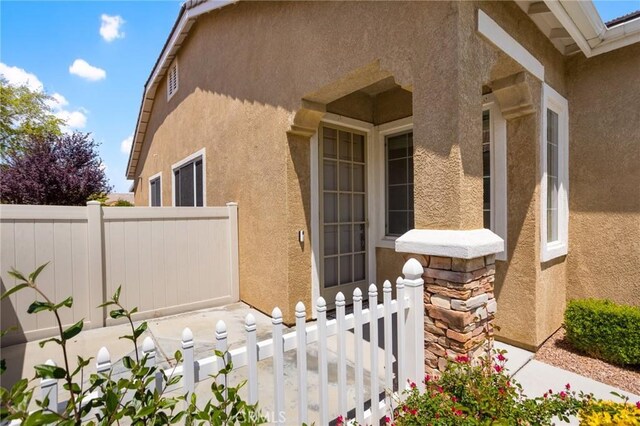 19536 Cherrydale Ct, Apple Valley, CA 92308 - view of side of home with stucco siding and fence