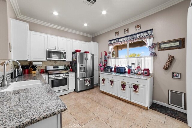 19536 Cherrydale Ct, Apple Valley, CA 92308 - kitchen featuring stainless steel appliances, a sink, white cabinetry, tasteful backsplash, and crown molding