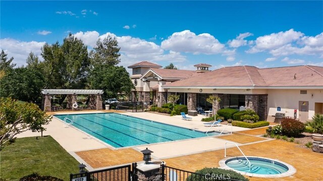 19536 Cherrydale Ct, Apple Valley, CA 92308 - community pool with a community hot tub, a patio, and a pergola