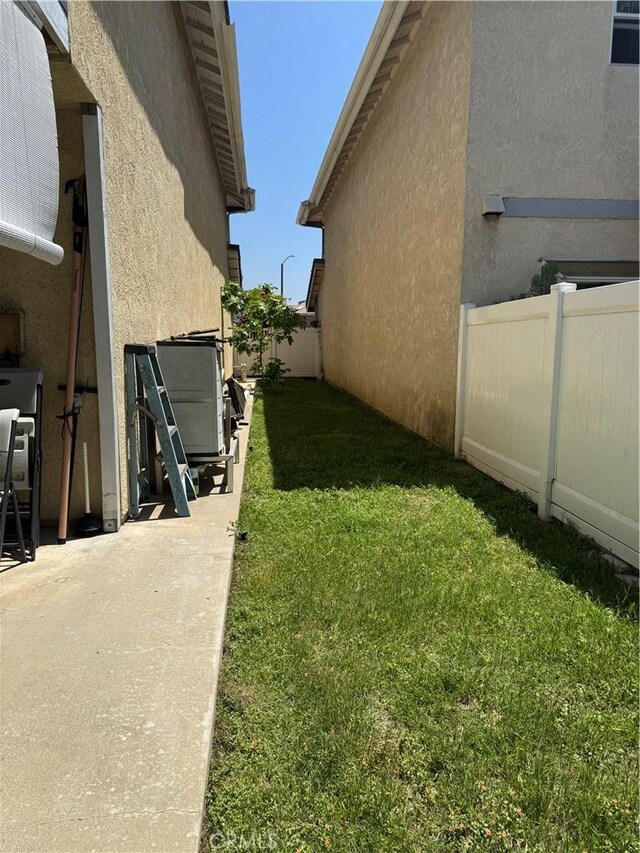 view of yard with a patio area