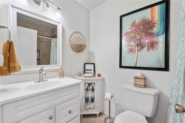 6134 Arroyo Rd Unit 3, Palm Springs, CA 92264 - full bathroom with vanity, toilet, and a shower with curtain