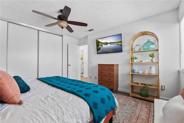 6134 Arroyo Rd Unit 3, Palm Springs, CA 92264 - bedroom featuring a textured ceiling, a closet, wood finished floors, ceiling fan, and baseboards