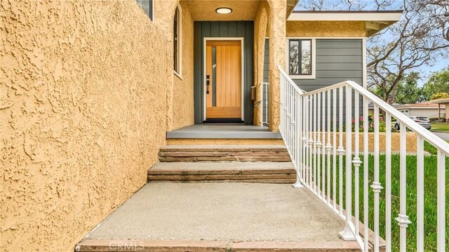 view of exterior entry featuring stucco siding