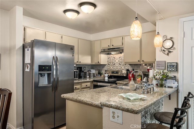 kitchen featuring stainless steel appliances, a peninsula, under cabinet range hood, a sink, and decorative backsplash