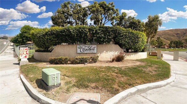 community / neighborhood sign featuring a mountain view