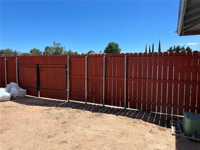 7477 Corona Ave, Hesperia, CA 92345 - gate with fence
