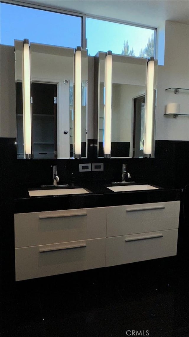 1419 Angelus Ave, Los Angeles, CA 90026 - full bath featuring double vanity and decorative backsplash