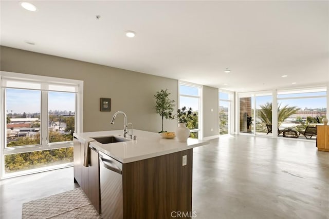 482 S Arroyo Pkwy Unit 408, Pasadena, CA 91105 - kitchen with a sink, stainless steel dishwasher, a kitchen island with sink, light countertops, and open floor plan