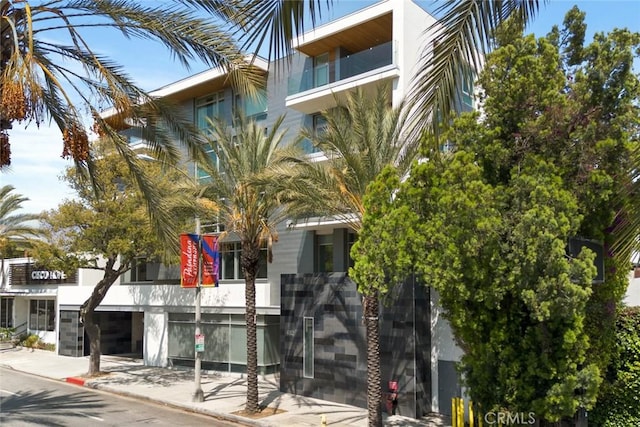 482 S Arroyo Pkwy Unit 408, Pasadena, CA 91105 - view of property featuring a garage