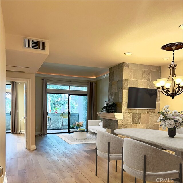 living area featuring a chandelier, wood finished floors, baseboards, and recessed lighting