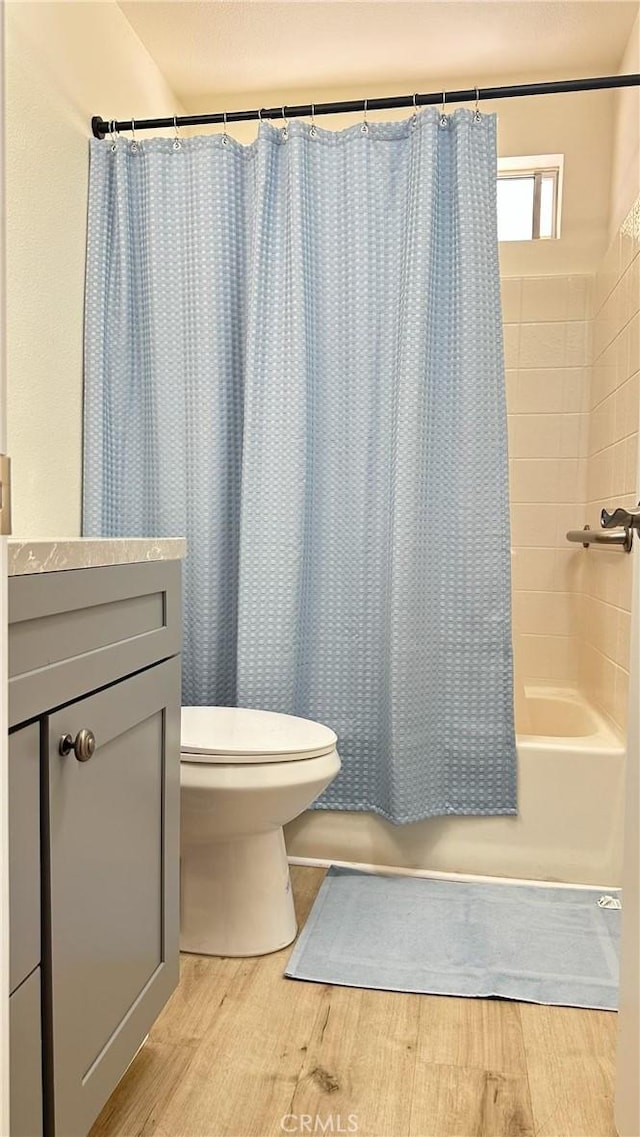 61711 Morningside Rd, Joshua Tree, CA 92252 - full bathroom with wood finished floors, shower / bath combo, vanity, and toilet