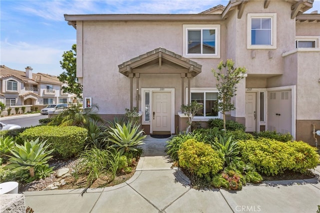 townhome / multi-family property featuring stucco siding