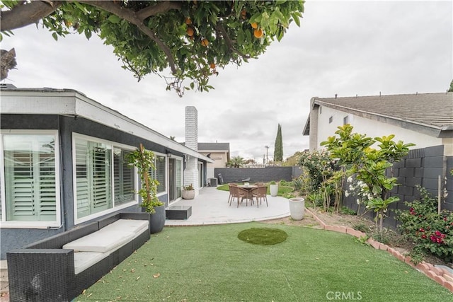 view of yard featuring a patio