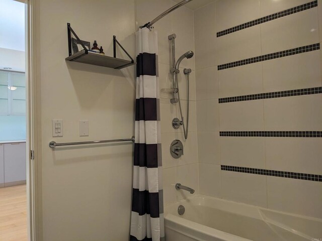 bathroom featuring shower / tub combo
