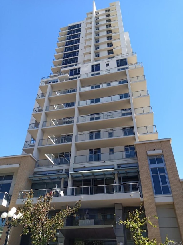view of apartment building / complex