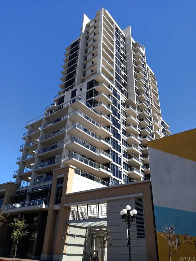 view of apartment building / complex