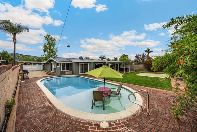 1005 E Woodland Ln, Glendora, CA 91741 - view of pool featuring a patio