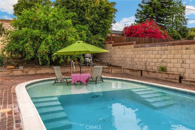 1005 E Woodland Ln, Glendora, CA 91741 - view of swimming pool featuring a fenced backyard
