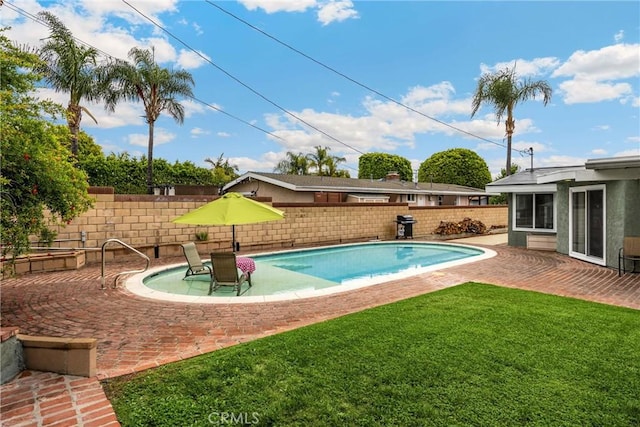 1005 E Woodland Ln, Glendora, CA 91741 - view of pool featuring a patio area