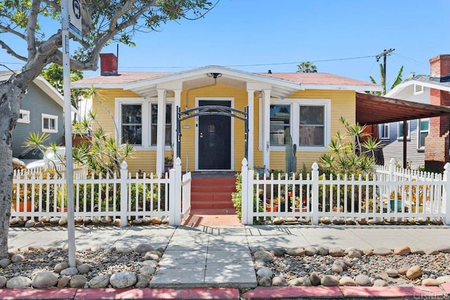 view of front of home featuring a fenced front yard