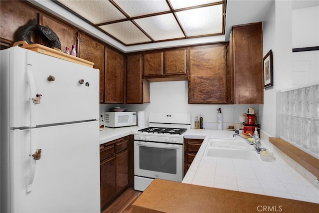 6323 Reseda Blvd Unit 44, Tarzana, CA 91335 - kitchen featuring white appliances and tile countertops