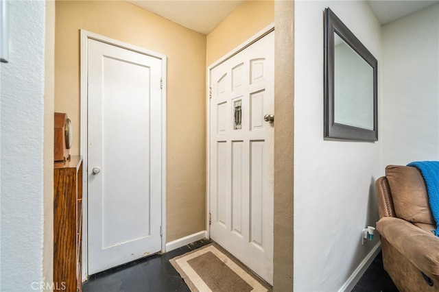 foyer entrance featuring baseboards