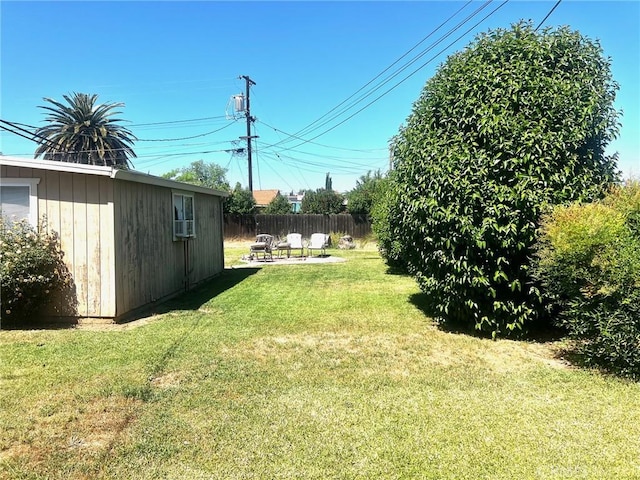 view of yard featuring an outdoor structure