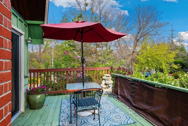 deck with outdoor dining space