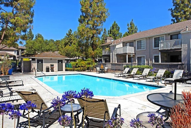 15048 Avenida Venusto Unit 255, San Diego, CA 92128 - community pool featuring fence and a patio area