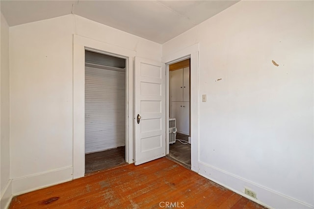 440 S Plumas St, Willows, CA 95988 - unfurnished bedroom featuring wood finished floors, baseboards, and a closet