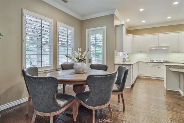 341 Blake Ridge Ct, Thousand Oaks, CA 91361 - dining space featuring ornamental molding, light wood-style flooring, recessed lighting, and baseboards
