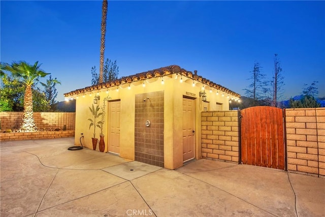 31024 Rabbit Springs Rd, Lucerne Valley, CA 92356 - view of outbuilding with a gate