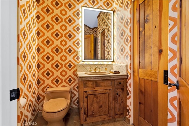 31024 Rabbit Springs Rd, Lucerne Valley, CA 92356 - bathroom with wallpapered walls, toilet, and vanity