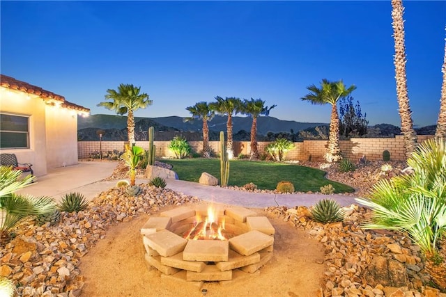 31024 Rabbit Springs Rd, Lucerne Valley, CA 92356 - view of yard with an outdoor fire pit, a mountain view, and a patio