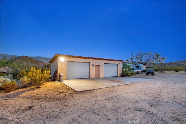 31024 Rabbit Springs Rd, Lucerne Valley, CA 92356 - detached garage featuring a mountain view