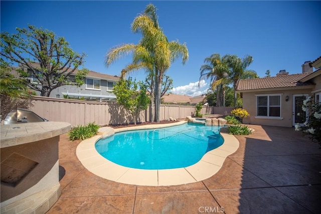 43922 Carentan Dr, Temecula, CA 92592 - view of swimming pool with a patio area, a fenced backyard, a pool with connected hot tub, and an outdoor kitchen