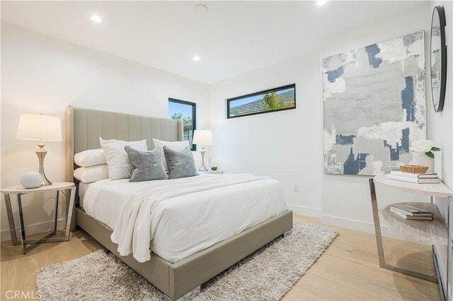 bedroom featuring light wood-style floors, baseboards, and recessed lighting