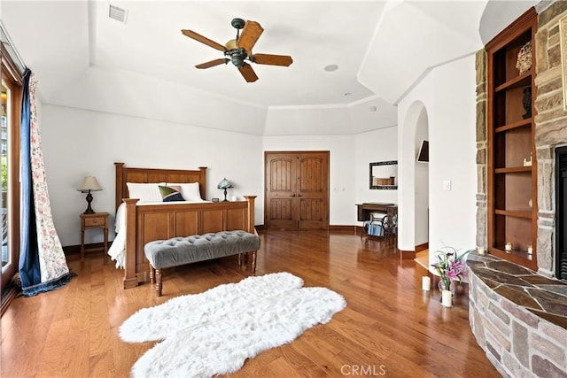 4117 Vanetta Pl, Studio City, CA 91604 - bedroom featuring wood finished floors, arched walkways, baseboards, a ceiling fan, and a towering ceiling