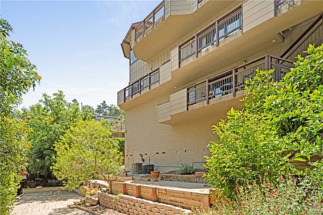4117 Vanetta Pl, Studio City, CA 91604 - view of side of property featuring stucco siding