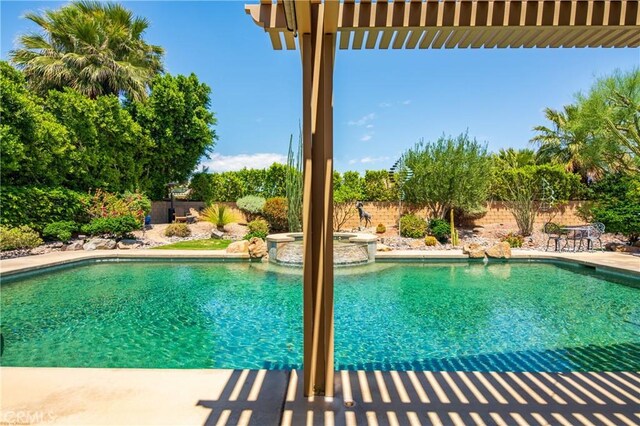 74078 W Petunia Pl, Palm Desert, CA 92211 - view of swimming pool featuring a fenced backyard, a pool with connected hot tub, and a patio