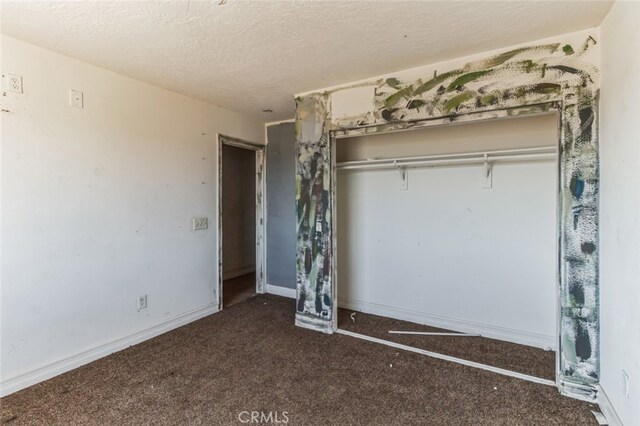 8975 Pumalo Rd, Lucerne Valley, CA 92356 - unfurnished bedroom featuring carpet, a closet, a textured ceiling, and baseboards