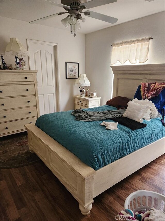 bedroom featuring dark wood finished floors and a ceiling fan