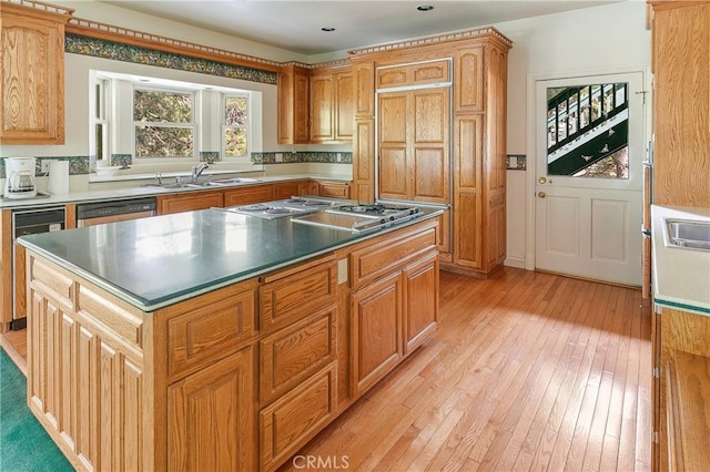 109 S Fairway Dr, Lake Arrowhead, CA 92352 - kitchen with stainless steel appliances, a sink, light wood-style floors, a kitchen island, and recessed lighting
