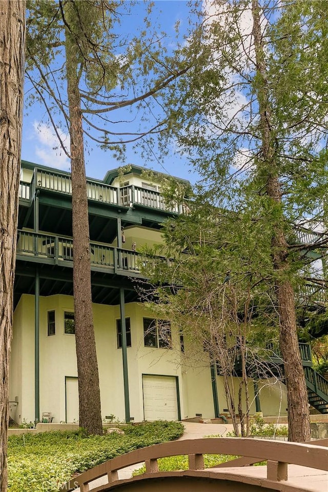 109 S Fairway Dr, Lake Arrowhead, CA 92352 - view of property featuring an attached garage