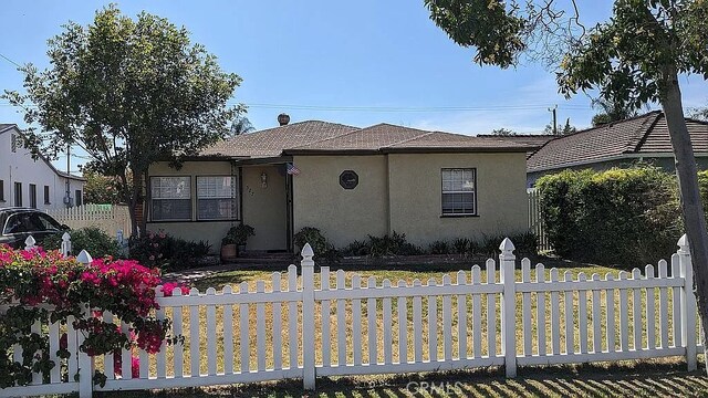 527 S Orchard Dr, Burbank, CA 91506 - bungalow featuring stucco siding