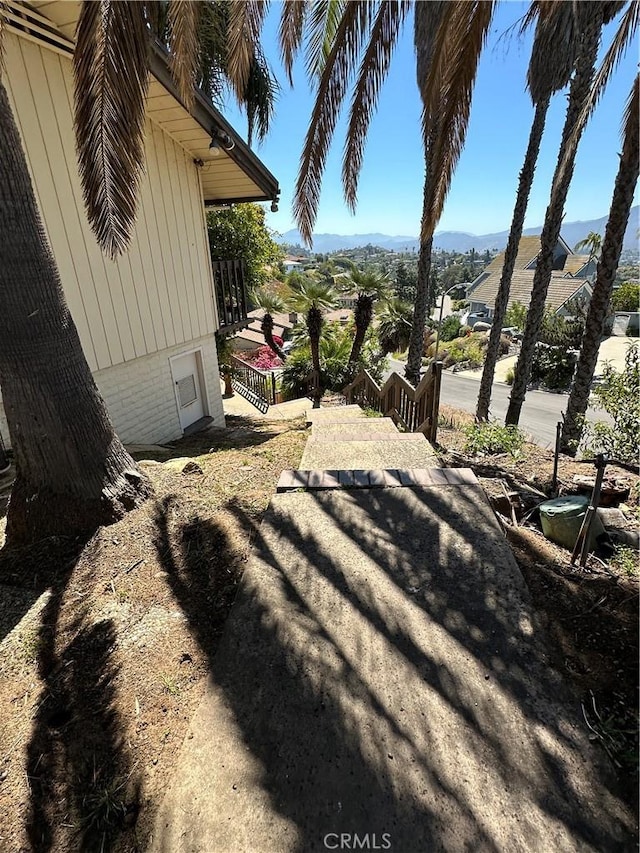 view of yard featuring a mountain view